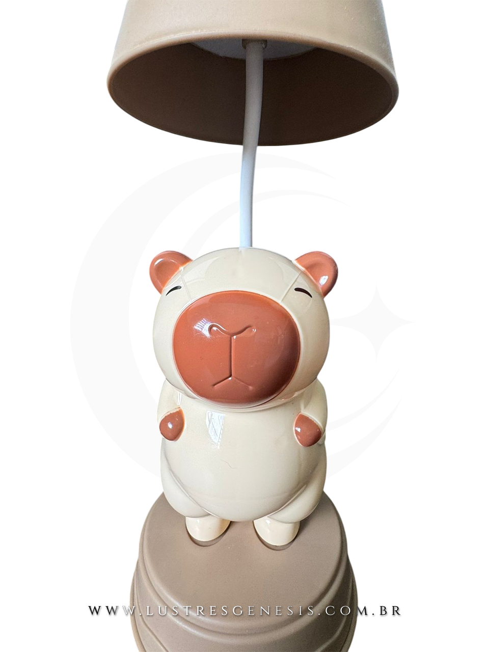 Lumin&aacute;ria abajur infantil em formato de capivara bege, ideal para quarto de crian&ccedil;a, mesa de cabeceira ou escrivaninha.